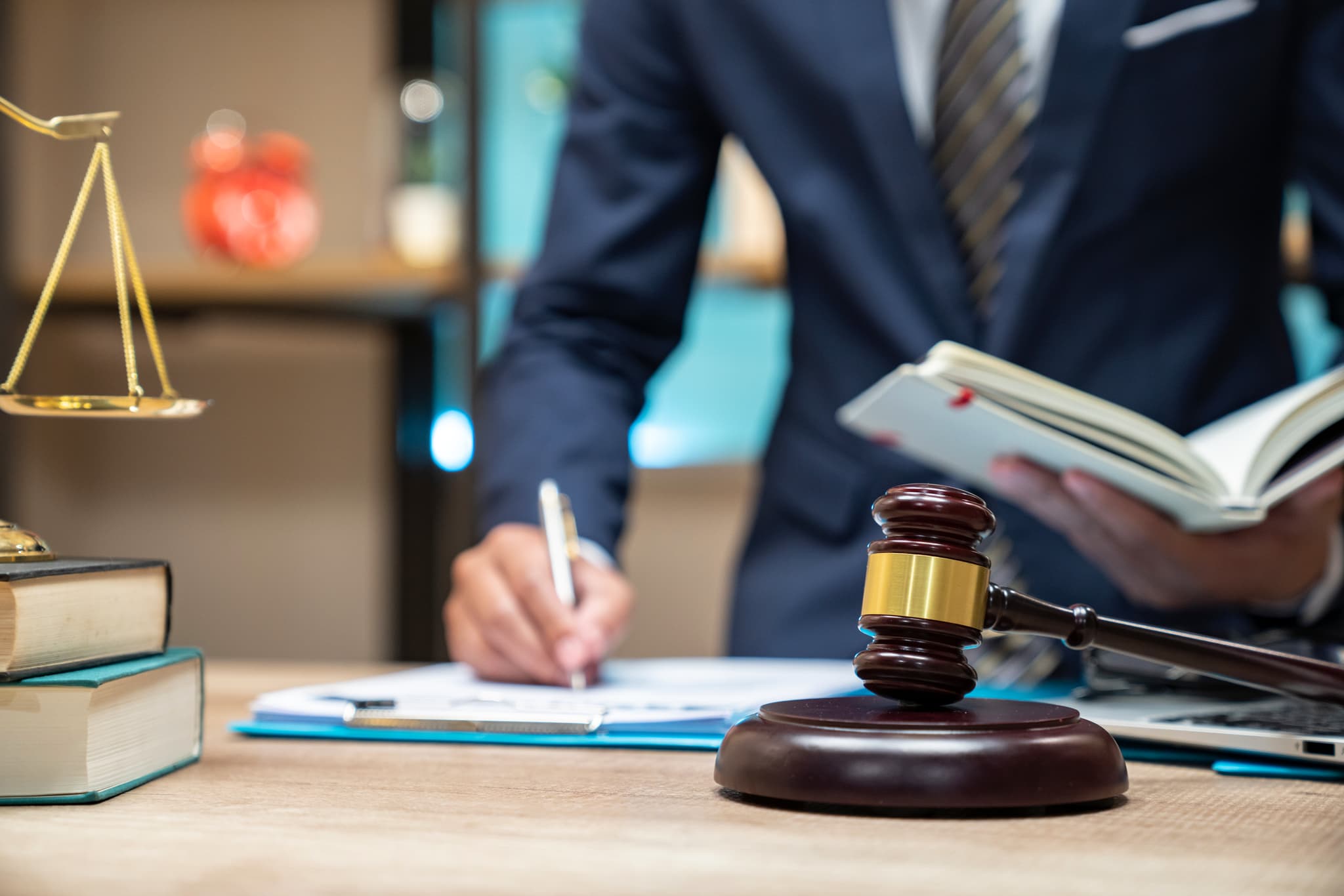 Legal image with justice scale and gavel.