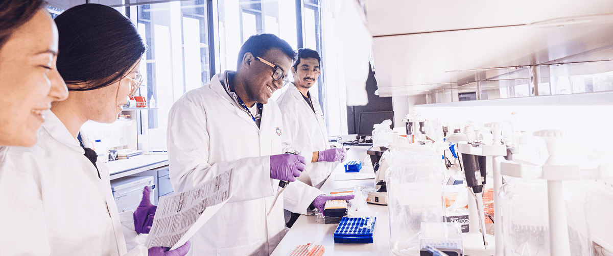 2 researchers in a lab conducting an experiment.