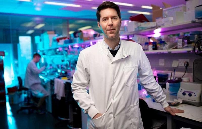 Image of Steve Pollard in a laboratory.