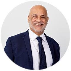 Headshot of CRUK Trustee Hitesh Thakrar.