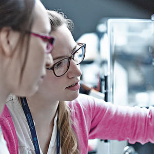 [2 scientists in the lab]