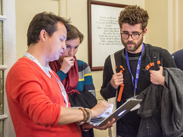 Dr Sergio Quezada with students at the 2015 Lung Cancer Centre of Excellence Conference Dr Sergio Quezada with students at the 2015 Lung Cancer Centre of Excellence Conference