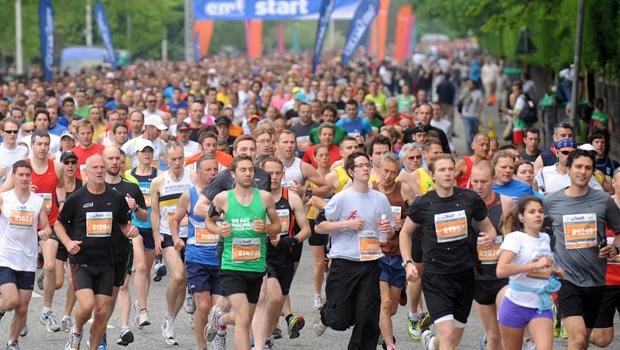 Run the race with Cancer Research A big crowd runs the Edinburgh Marathon