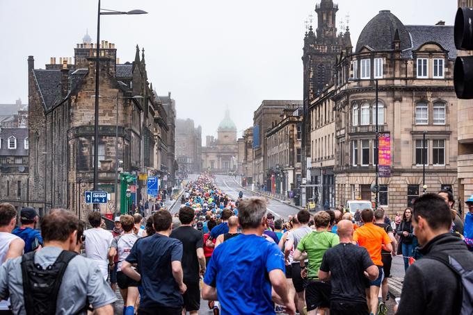 A crowd of runners running through the streets of Edinburgh
