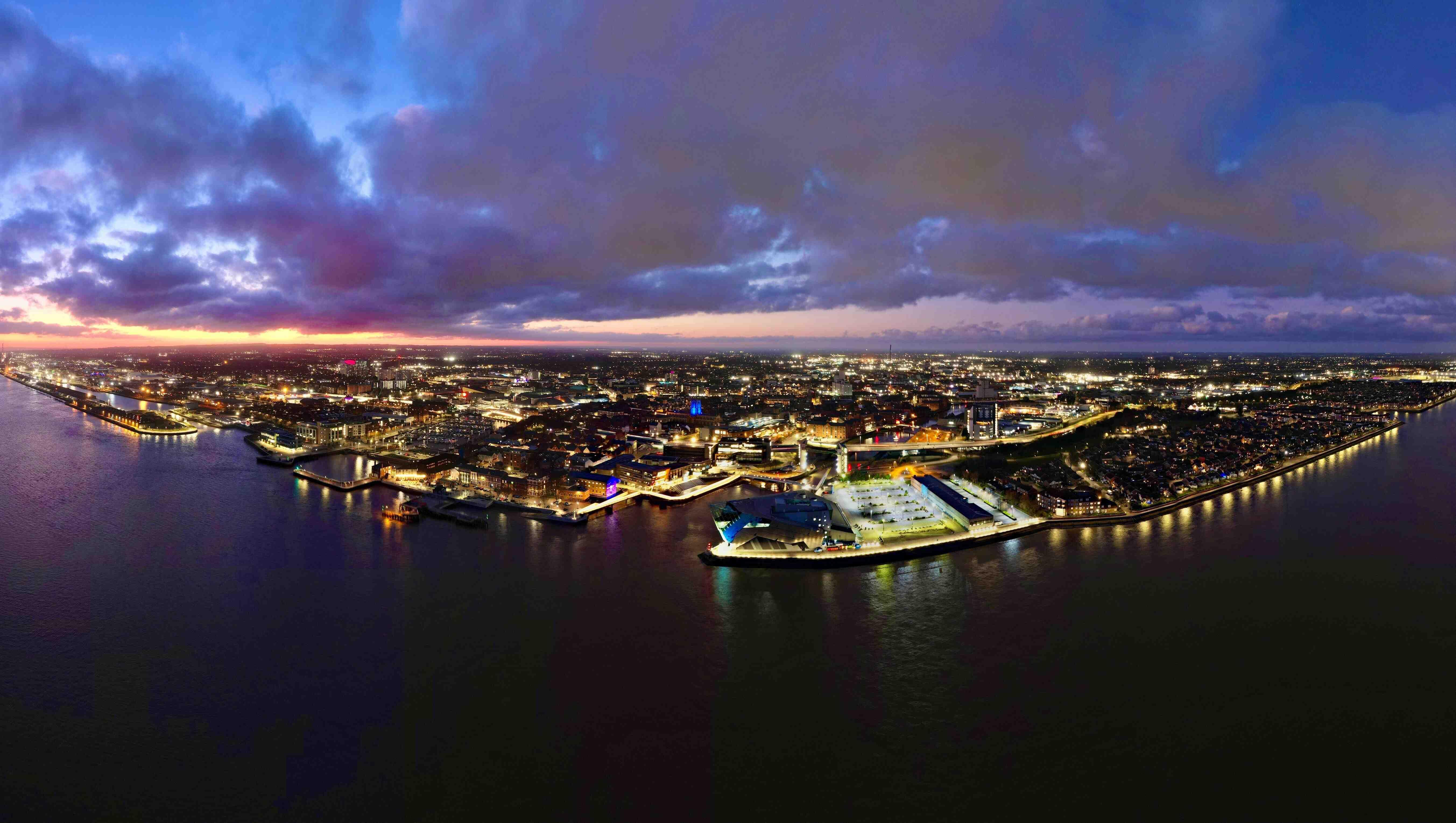 Image of Hull at night