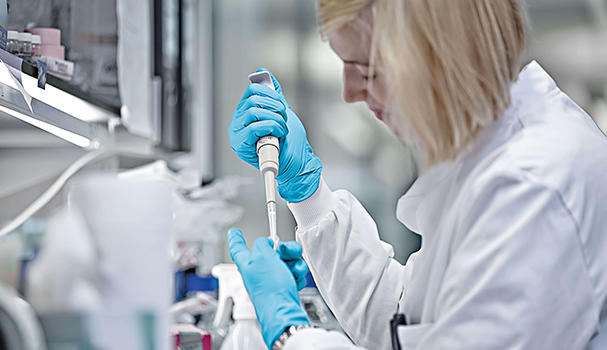 Scientist working in a lab with a pipette 